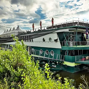 Rohan Boat Botel